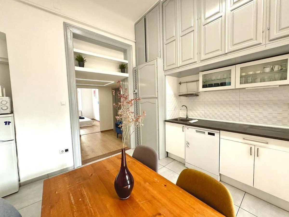 Come On Inn Apartment - Spacious 3Br Budapest