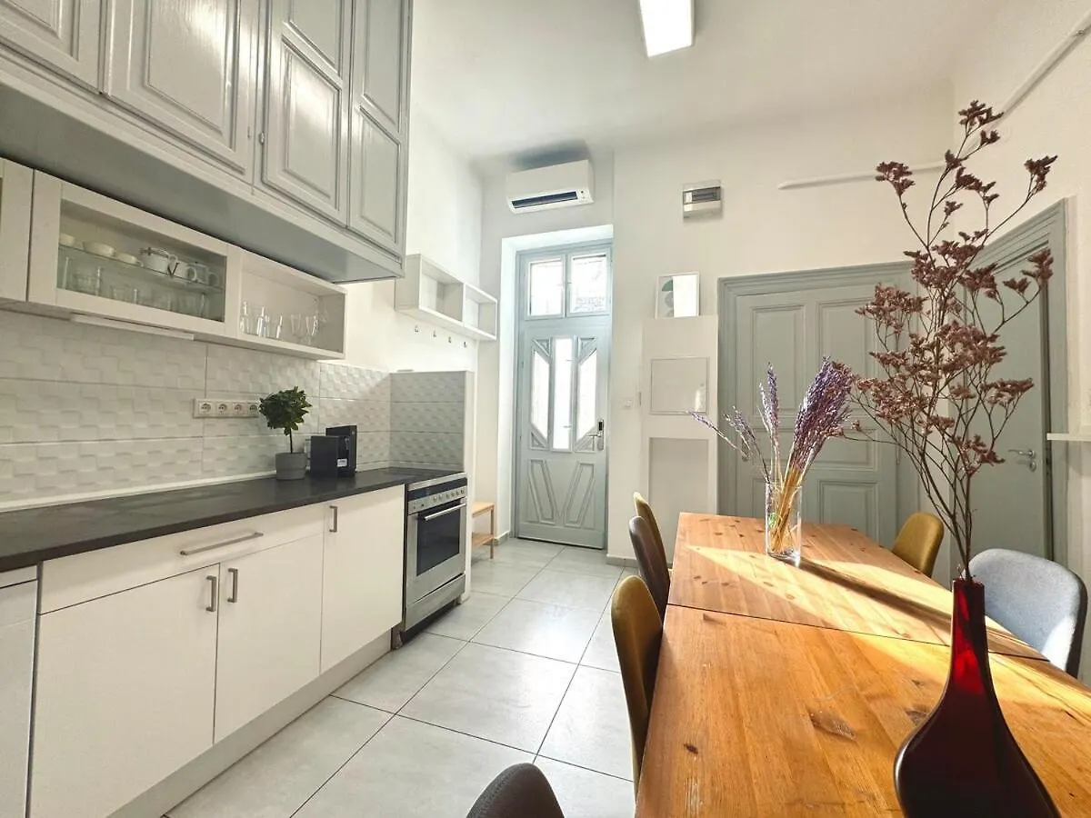 Come On Inn Apartment - Spacious 3Br Budapest