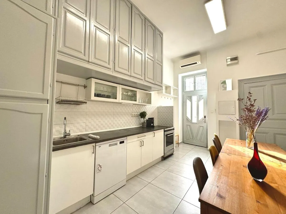 Come On Inn Apartment - Spacious 3Br Budapest