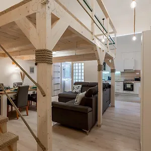 Goldcentral Danube-private Terrace-convenient Location Apartment